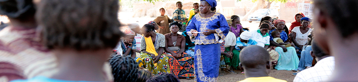 Jessica Lea / DFID: Peer educator, Rihanata Ouedraogo, leads a group discussion on FGM/C in Burkina Faso
